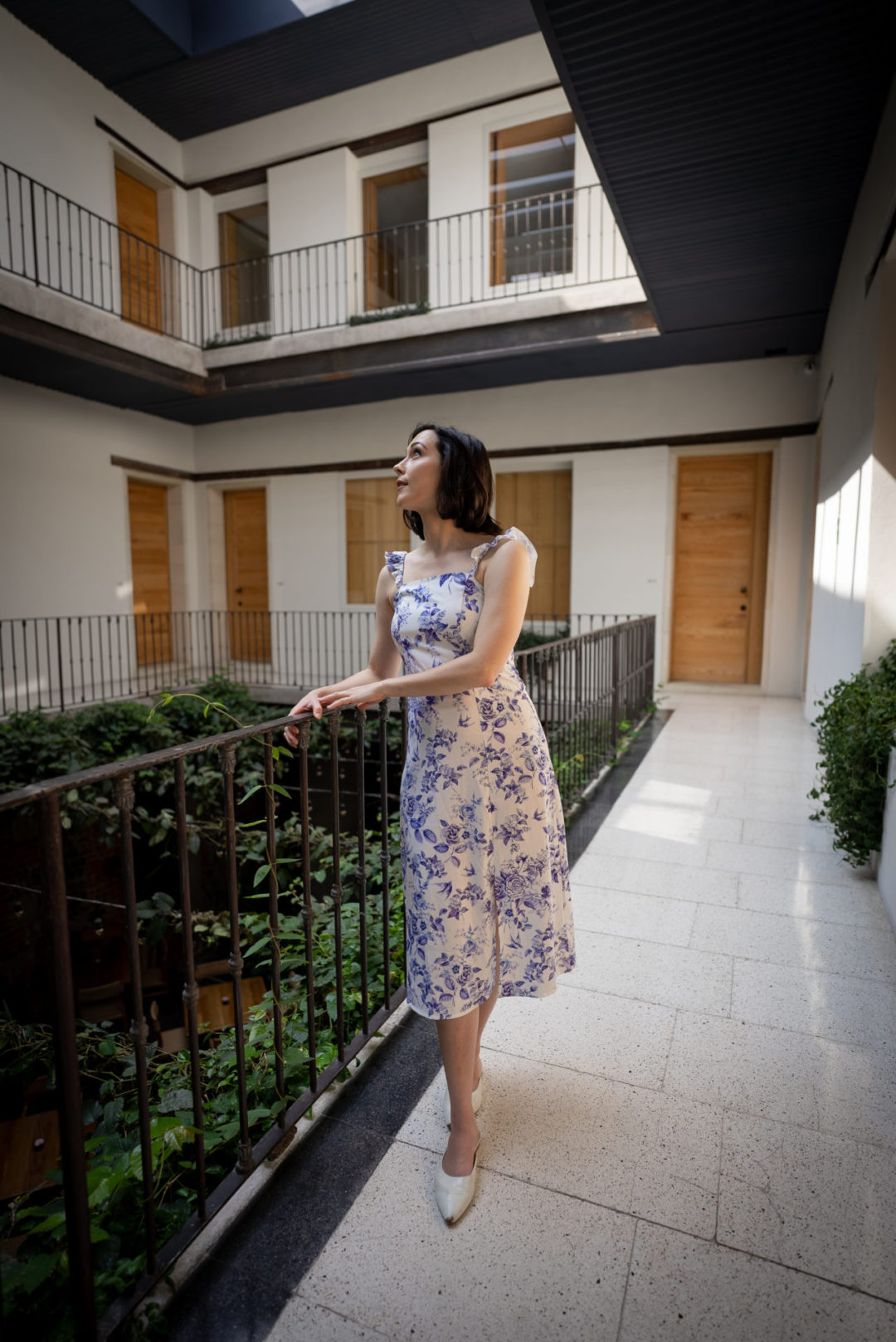 Travel Blogger Jordan Gassner leaning against the interior balcony railing inside the Círculo Mexicano boutique hotel in Mexico City