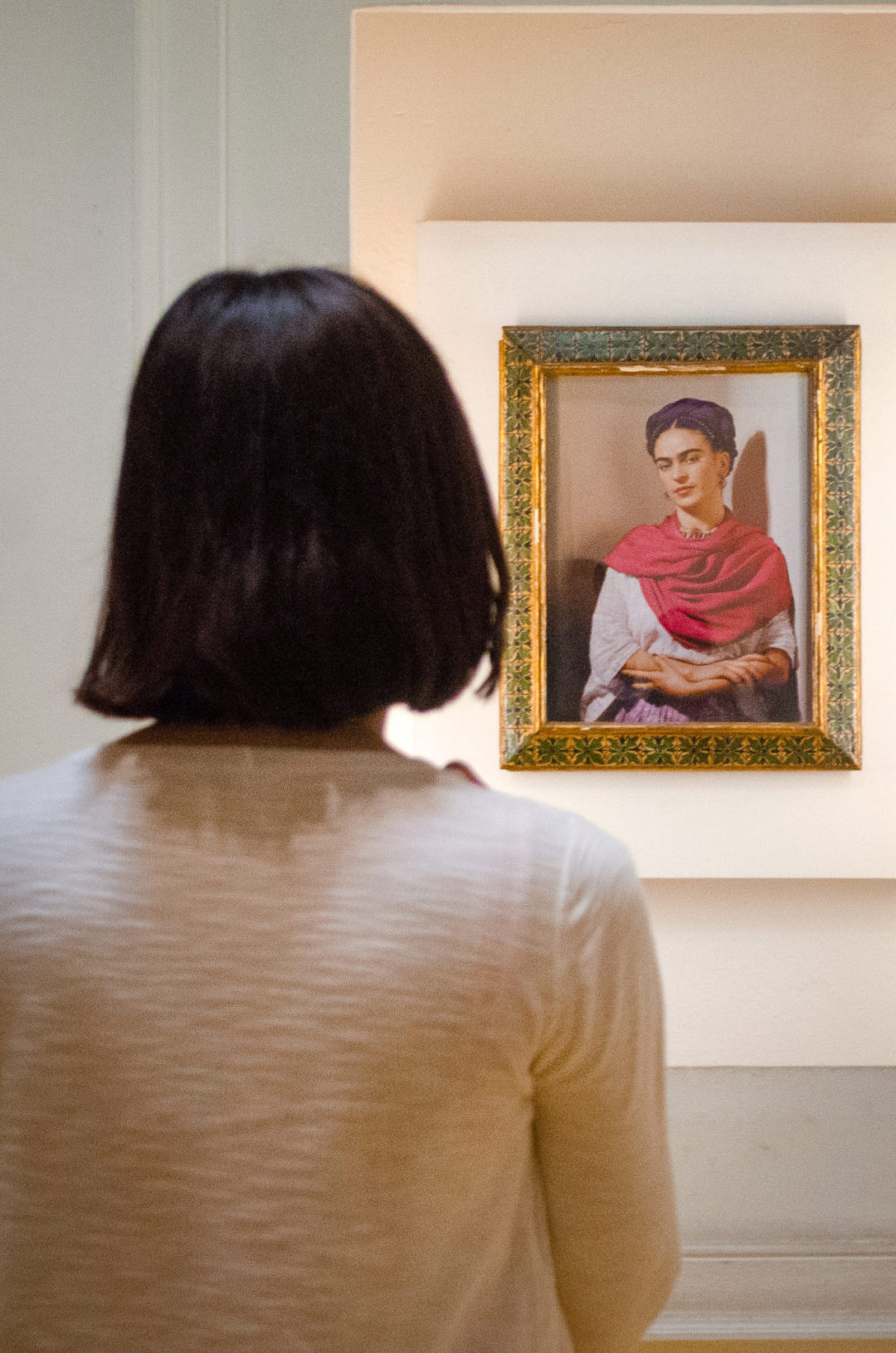 Travel Blogger Jordan Gassner viewing a self portrait of Frida Kahlo at the Frida Kahlo Museum in Coyoacán Mexico City