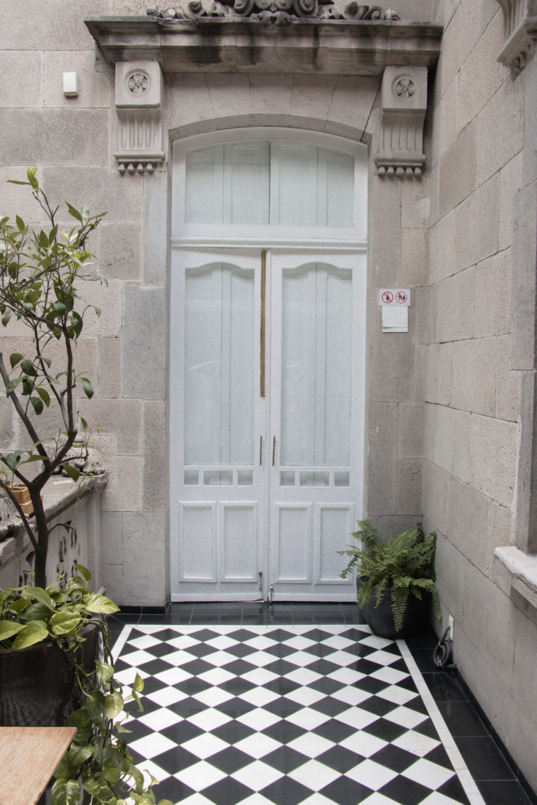 An upstairs exterior balcony at Blanco Colima: one of the best restaurants for eating dairy-free in Mexico City