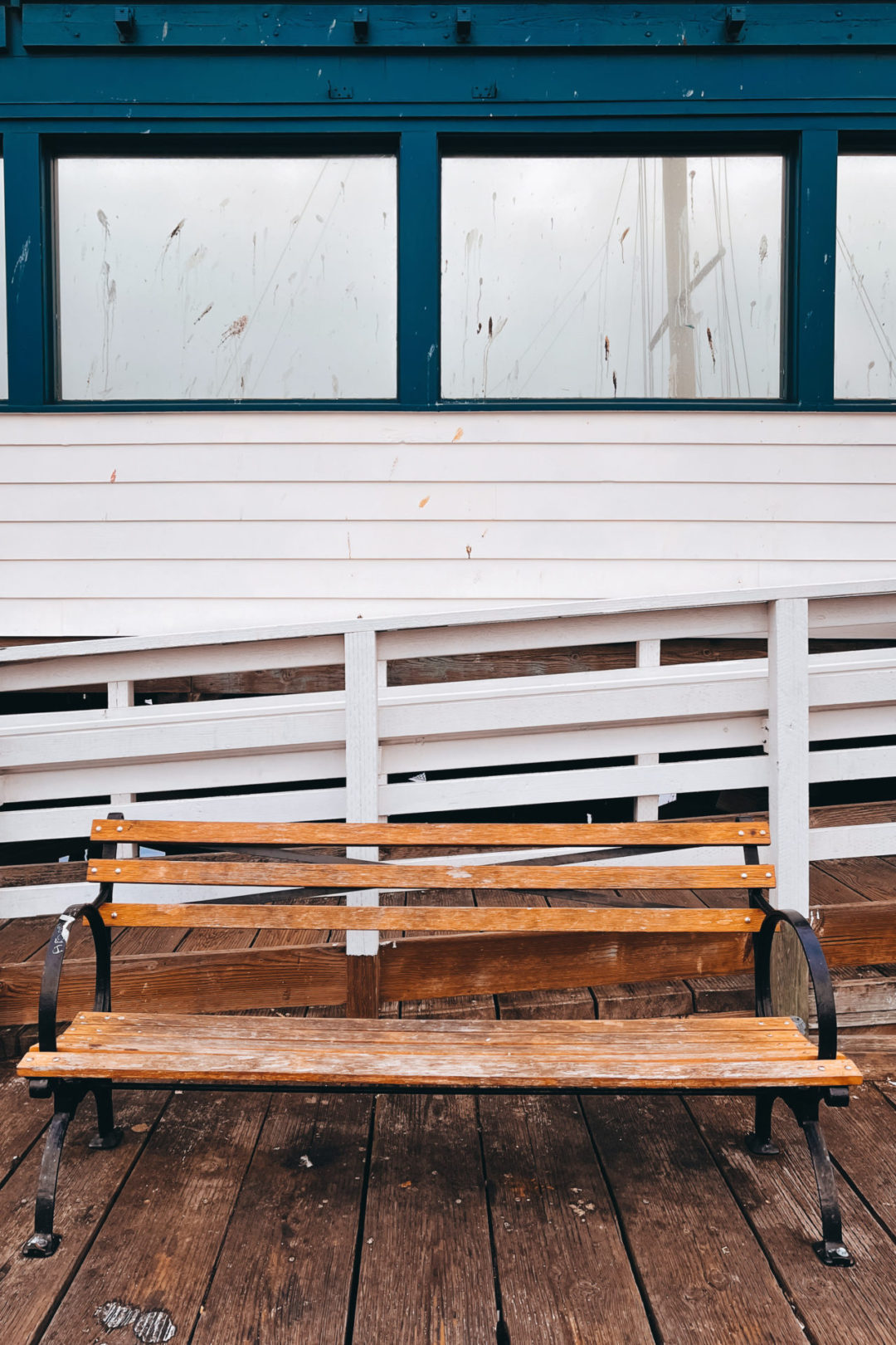 An empty wooden bench along the pier in San Francisco's Pier 39
