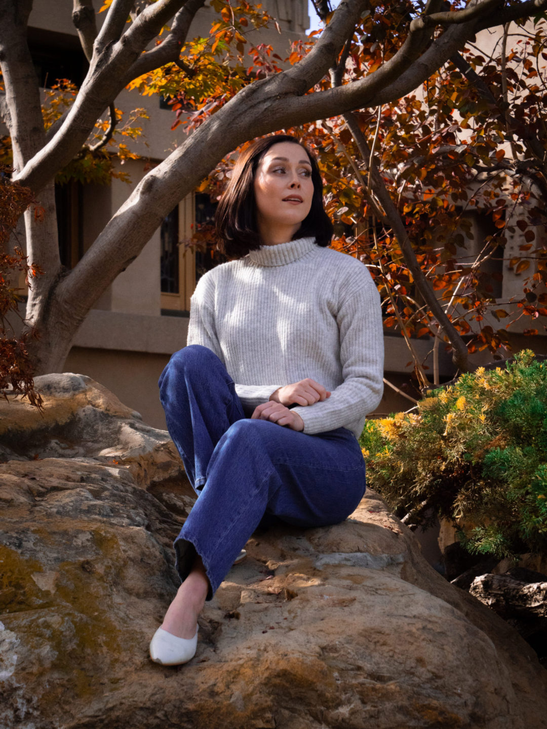 Travel Blogger Jordan Gassner scanning LA's Barnsdall Park from a rock just in front of Hollyhock House