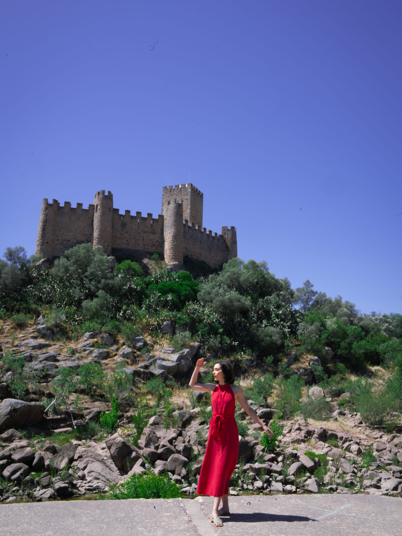 Travel Blogger Jordan Gassner standing at a viewpoint in front of Almourol Castle in Central Portugal