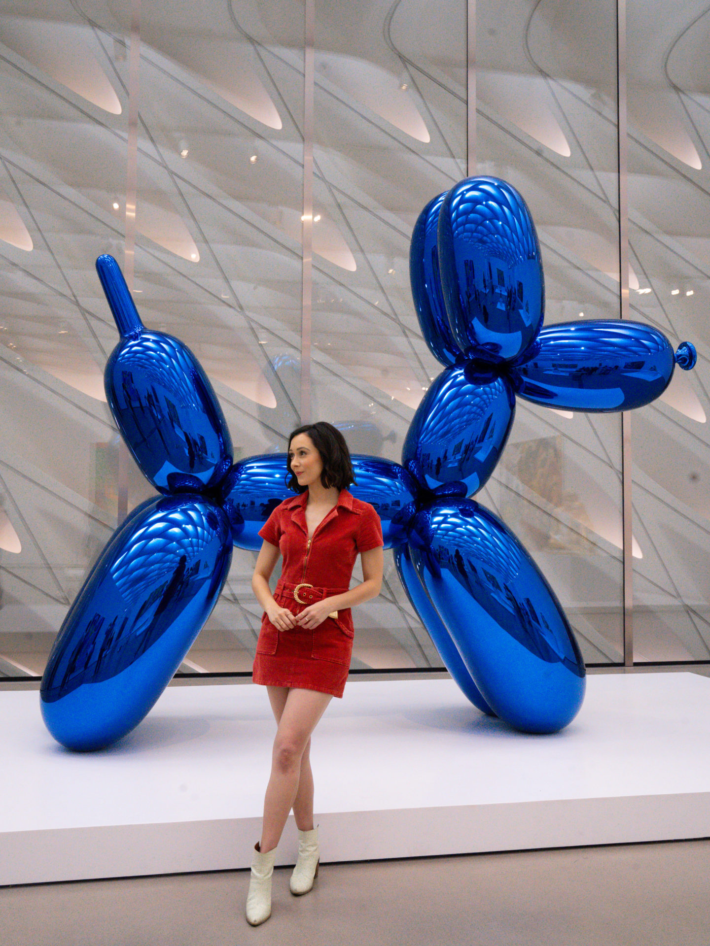 Travel Blogger Jordan Gassner standing next to a sculpture of a giant blue ballon-dog at The Broad in Los Angeles, California