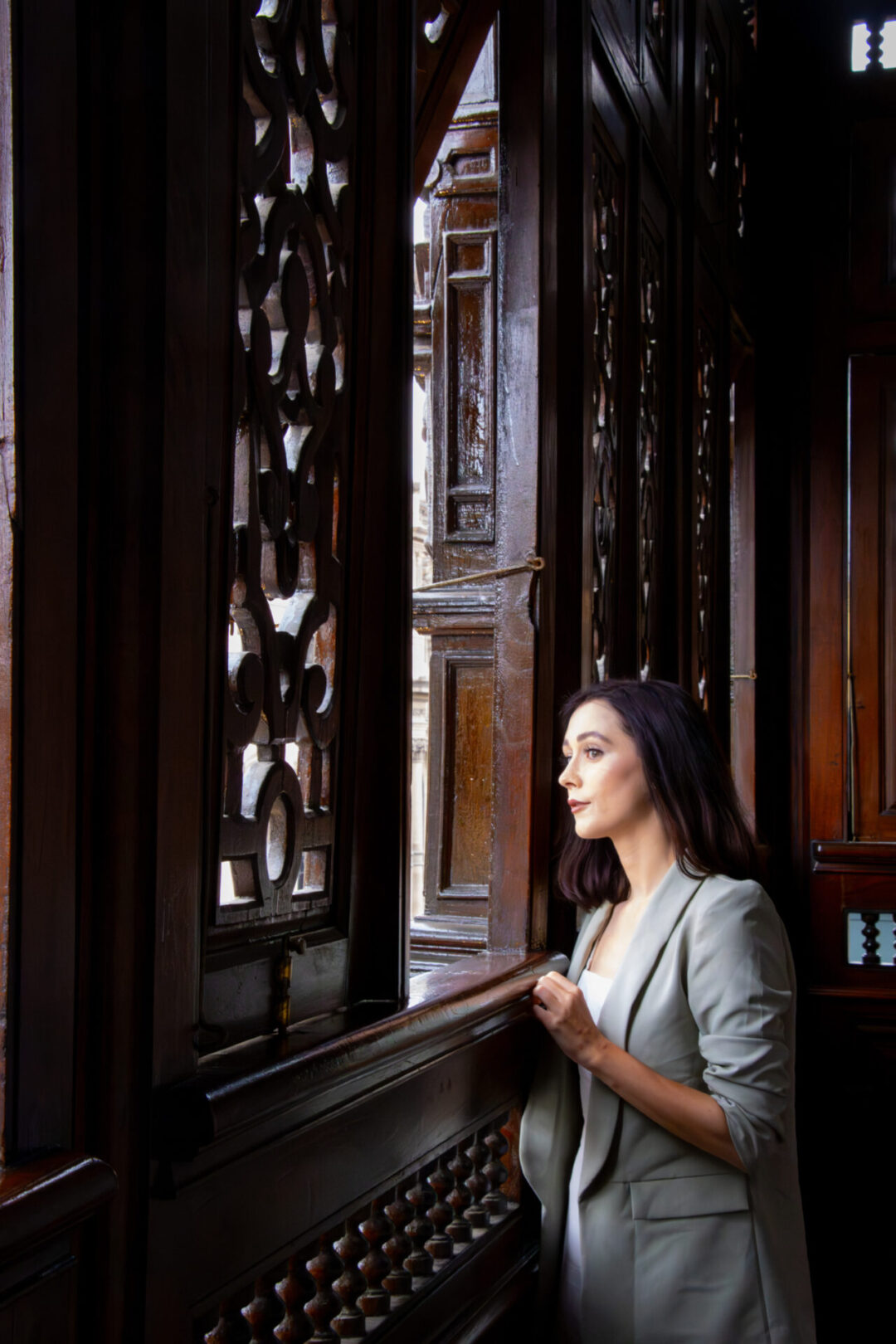 Travel Blogger Jordan Gassner looking out from the traditional second floor balcony inside Museo Palacio Arzobispal de Lima 