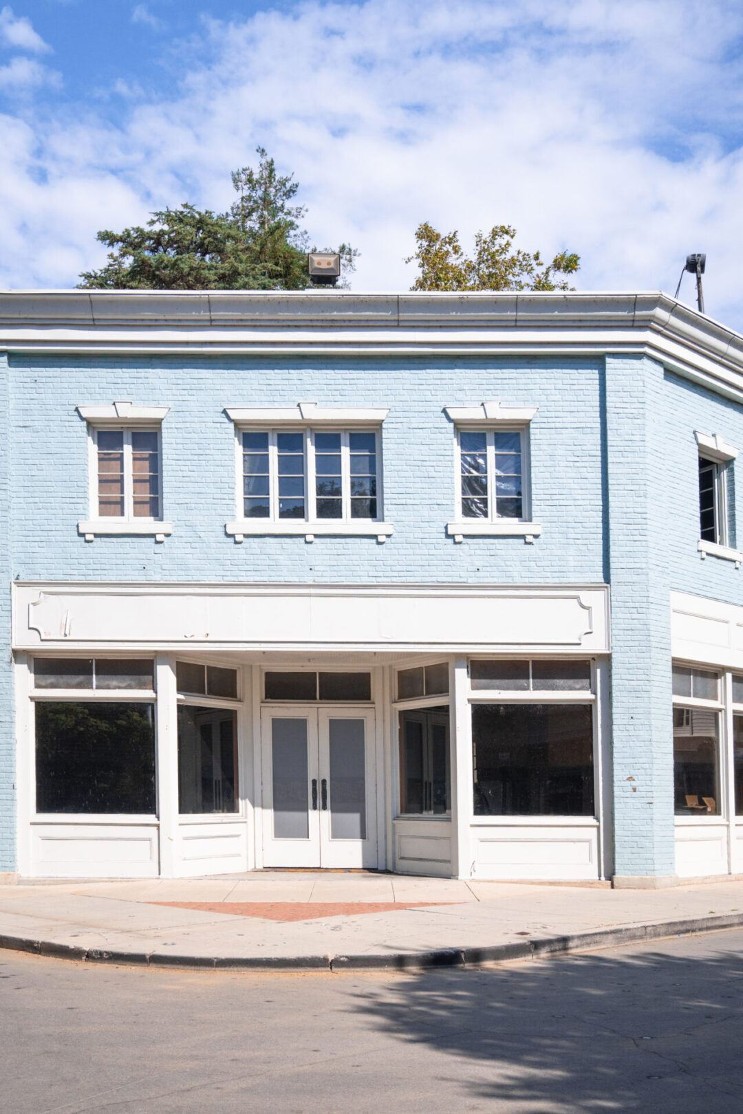 La La Land Travel Guide: The cafe where Emma Stone's character worked on the Warner Bros. Studio Backlot in Los Angeles, California