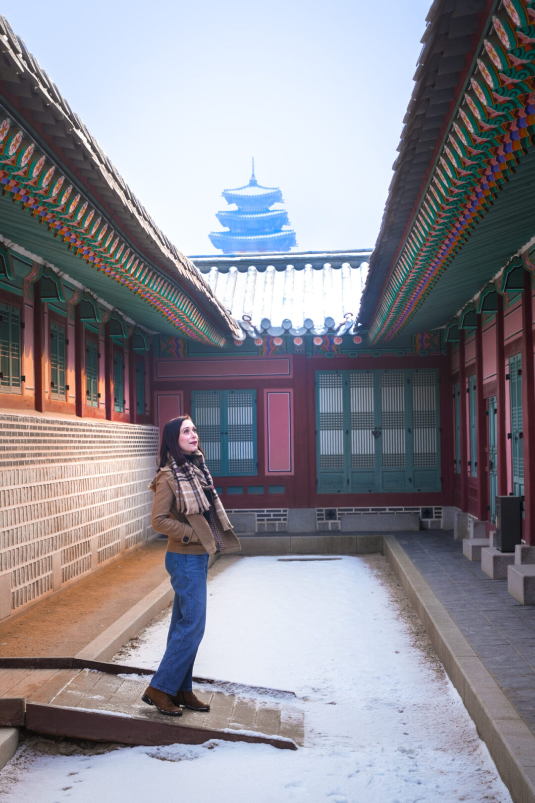 Travel Blogger Jordan Gassner looking up at the architectural roof details along Jagyeongjeon Hall inside Gyeongbokgung Palace
