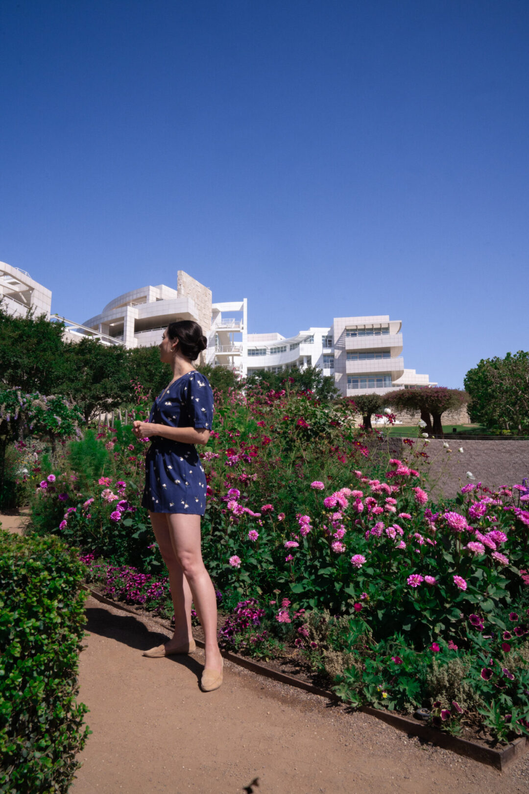 Travel Blogger Jordan Gassner looking over her shoulder in the gardens of The Getty Center in Los Angeles, California, USA
