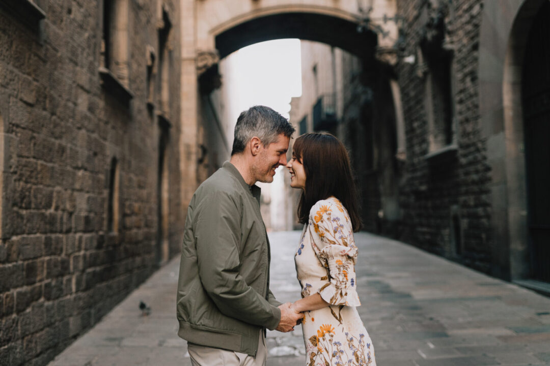 Travel Blogger Jordan Gassner and her partner smiling and touching noses in the Gothic Quarter in Barcelona, Spain
