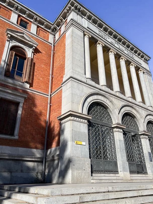 A red brick building with the engraved text "Museo Del Prado" on the front of it