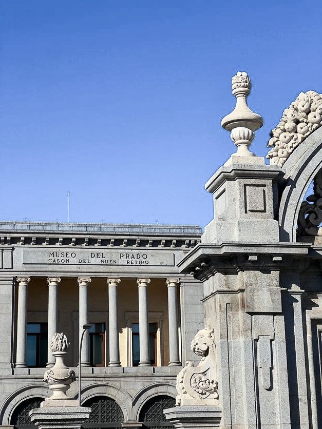 An impressive concrete design at the top of a building with the text "Museo Del Prado" on it