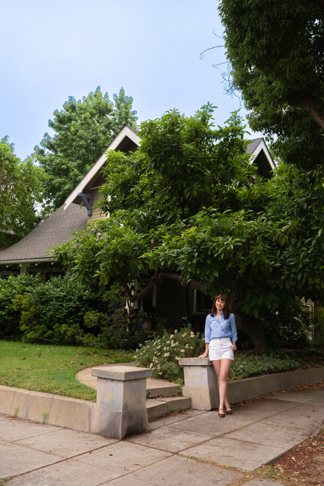 Halloween movie filming locations: Travel Blogger Jordan Gassner standing in front of the filming location for Laurie Strode's home in South Pasadena, California