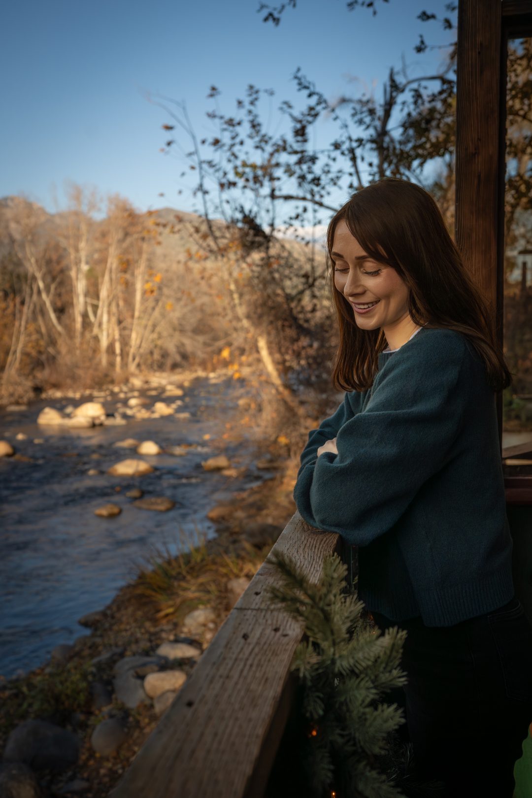 Travel Blogger Jordan Gassner smiling while leaning againsta balcony in the back of Reimer's Candies and Gifts in Three Rivers, California