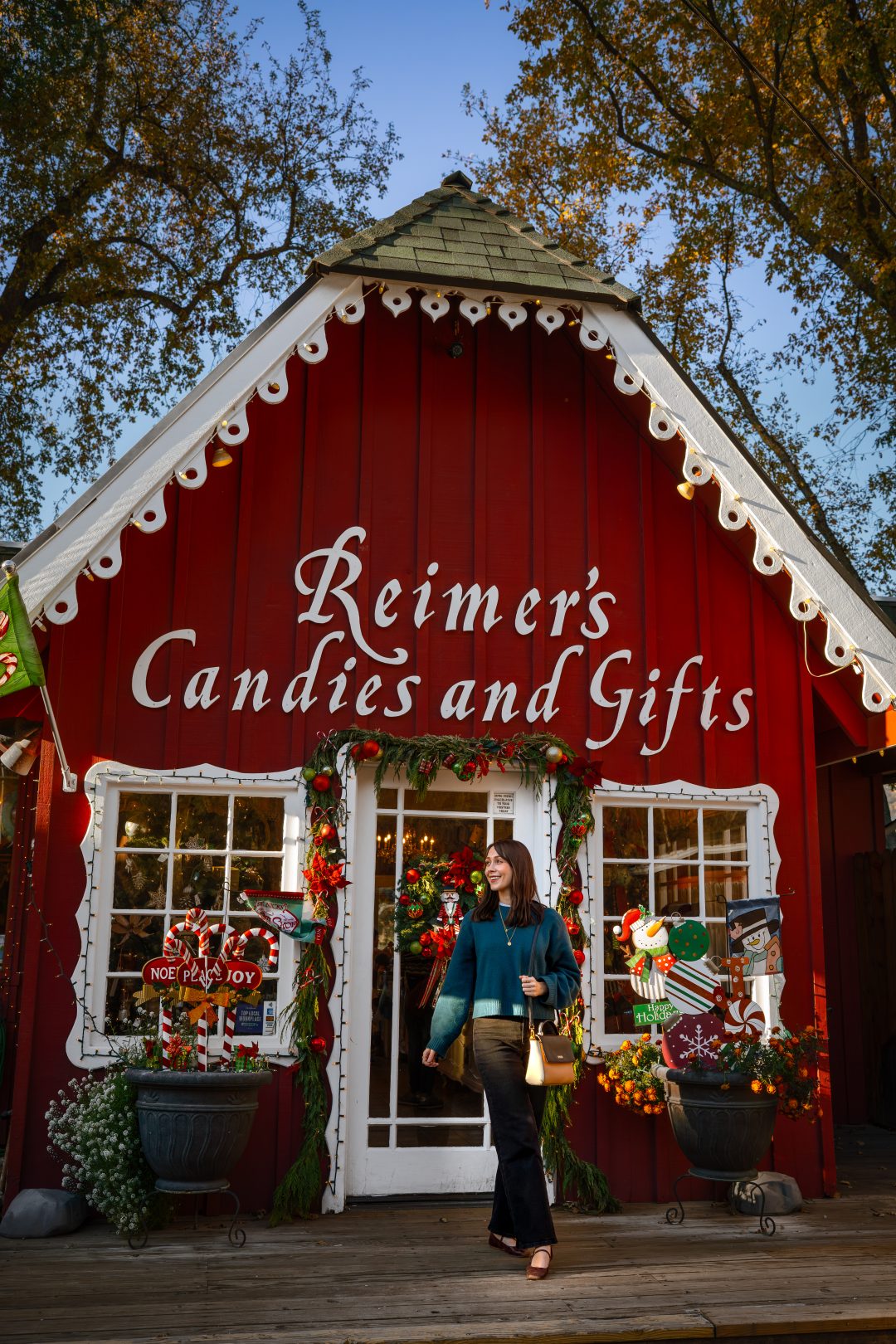 Travel Blogger Jordan Gassner standing in front of Reimer's Candies and Gifts in Three Rivers, California
