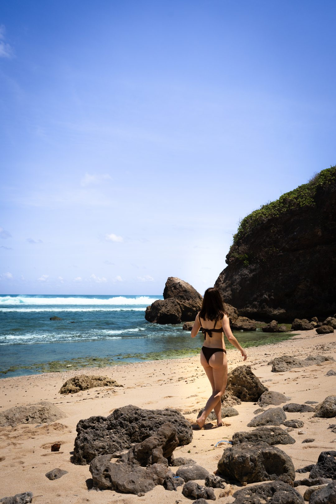 One Day in Uluwatu: Travel Blogger Jordan Gassner walking along Nyang Nyang Beach in Uluwatu, Indonesia