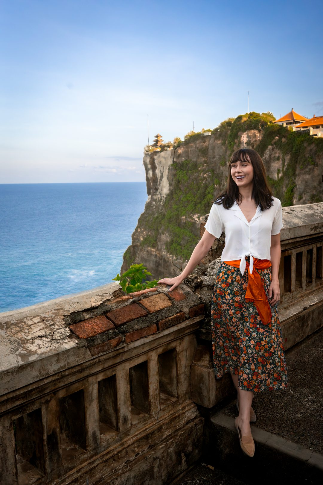 One Day in Uluwatu: Travel Blogger Jordan Gassner smiling at the  Uluwatu Temple outlook in Bali